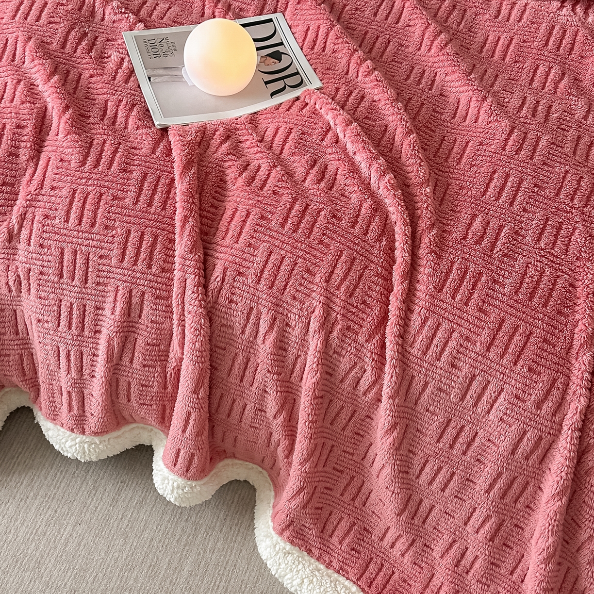 91家纺网 家纺一手货源 找家纺 永耀家纺 2025新款横竖格单层双面绒毛毯 桃粉色