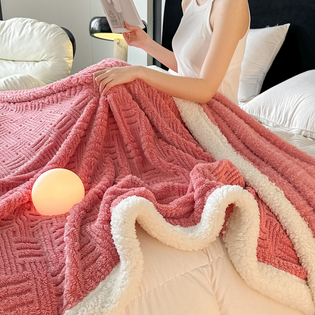 91家纺网 家纺一手货源 找家纺 永耀家纺 2025新款横竖格单层双面绒毛毯 桃粉色