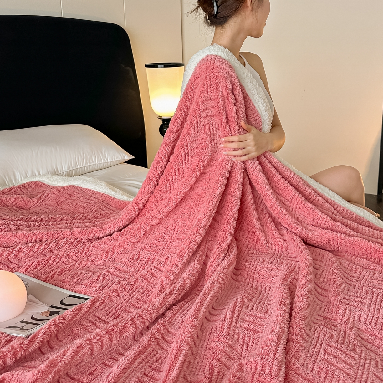 91家纺网 家纺一手货源 找家纺 永耀家纺 2025新款横竖格单层双面绒毛毯 桃粉色