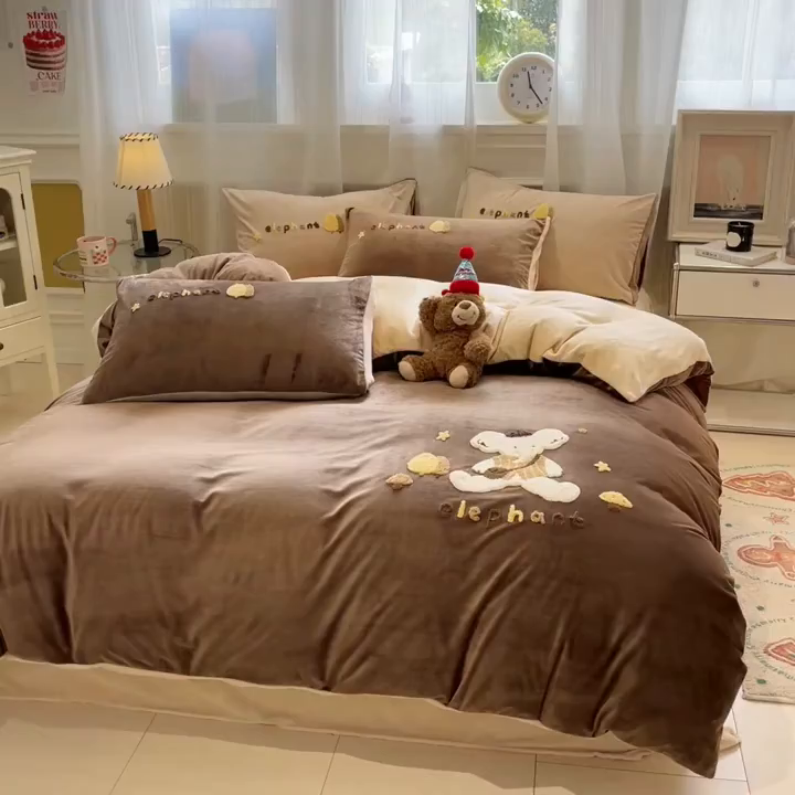 91家纺网 家纺一手货源 找家纺 （总）麦空家居 2025新款高克重A类A版宝宝绒B版牛奶绒毛巾绣三件套四件套