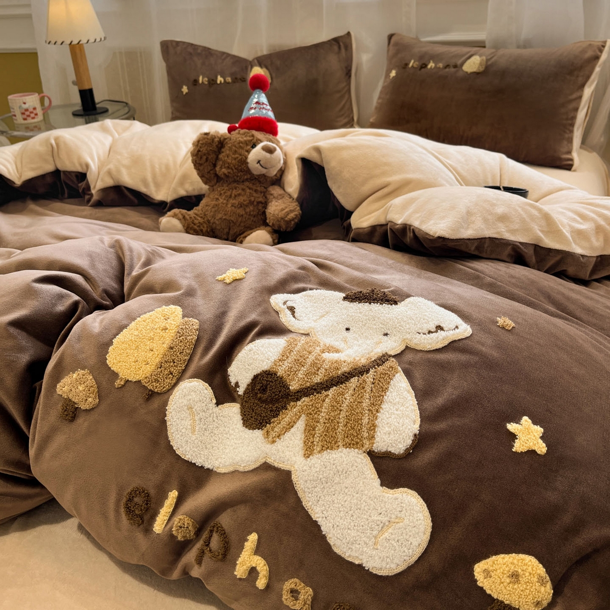 91家纺网 家纺一手货源 找家纺 麦空家居 2025新款高克重A类A版宝宝绒B版牛奶绒毛巾绣三件套四件套 小象-深驼