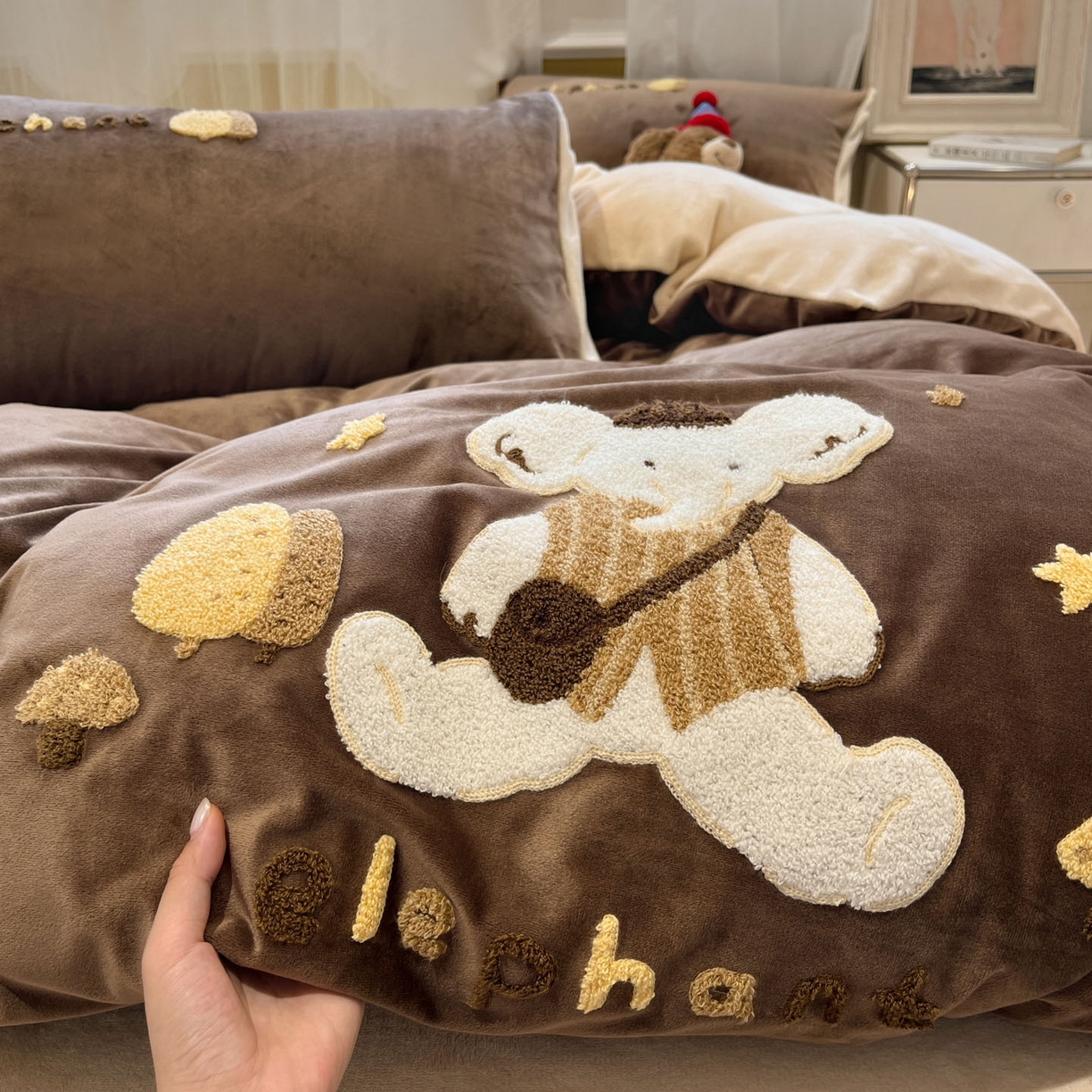 91家纺网 家纺一手货源 找家纺 麦空家居 2025新款高克重A类A版宝宝绒B版牛奶绒毛巾绣三件套四件套 小象-深驼