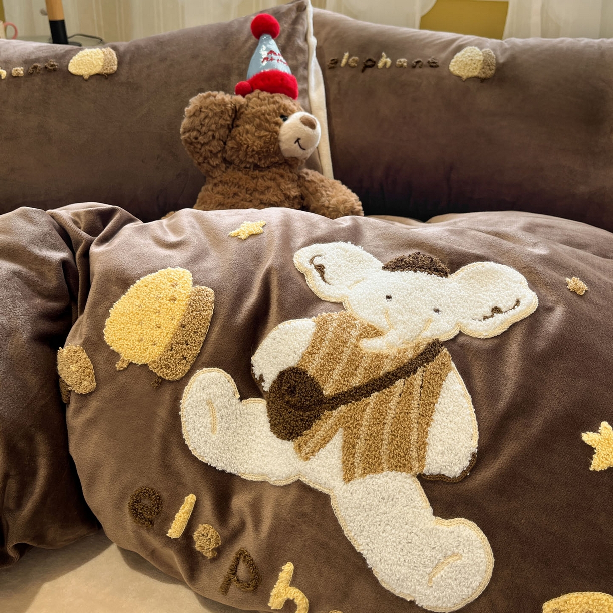 91家纺网 家纺一手货源 找家纺 麦空家居 2025新款高克重A类A版宝宝绒B版牛奶绒毛巾绣三件套四件套 小象-深驼