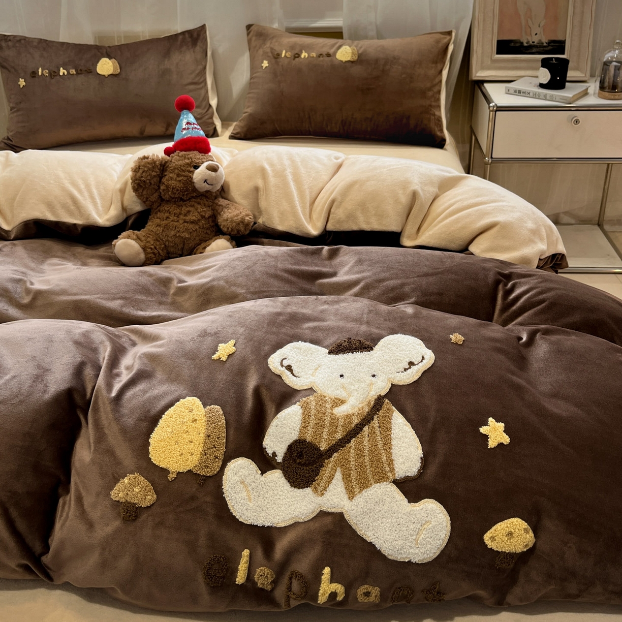 91家纺网 家纺一手货源 找家纺 麦空家居 2025新款高克重A类A版宝宝绒B版牛奶绒毛巾绣三件套四件套 小象-深驼