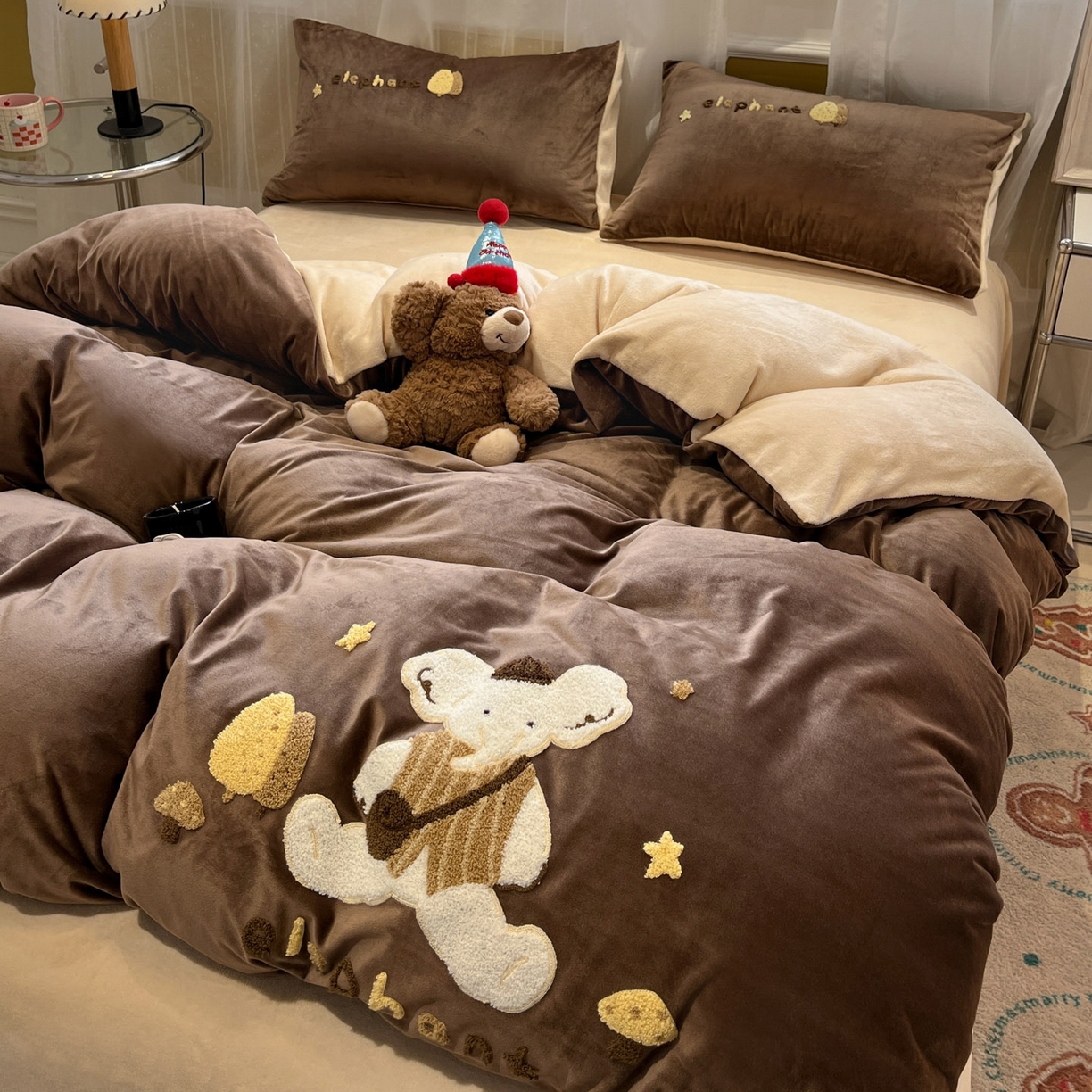 91家纺网 家纺一手货源 找家纺 麦空家居 2025新款高克重A类A版宝宝绒B版牛奶绒毛巾绣三件套四件套 小象-深驼