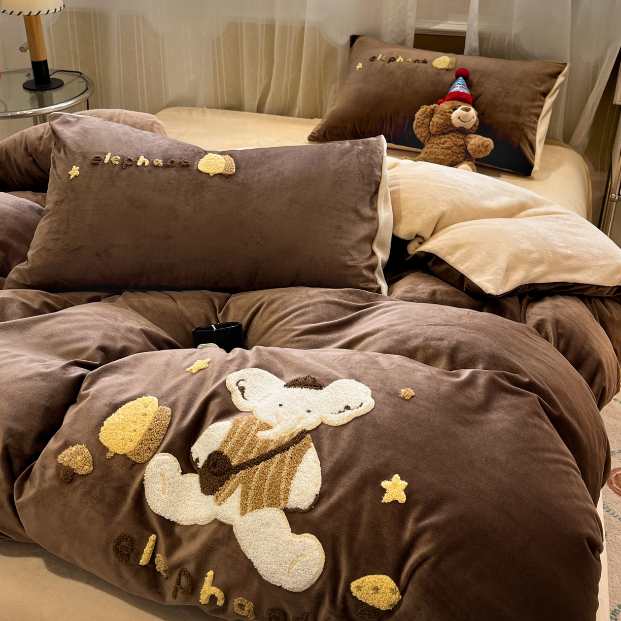 91家纺网 家纺一手货源 找家纺 麦空家居 2025新款高克重A类A版宝宝绒B版牛奶绒毛巾绣三件套四件套 小象-深驼