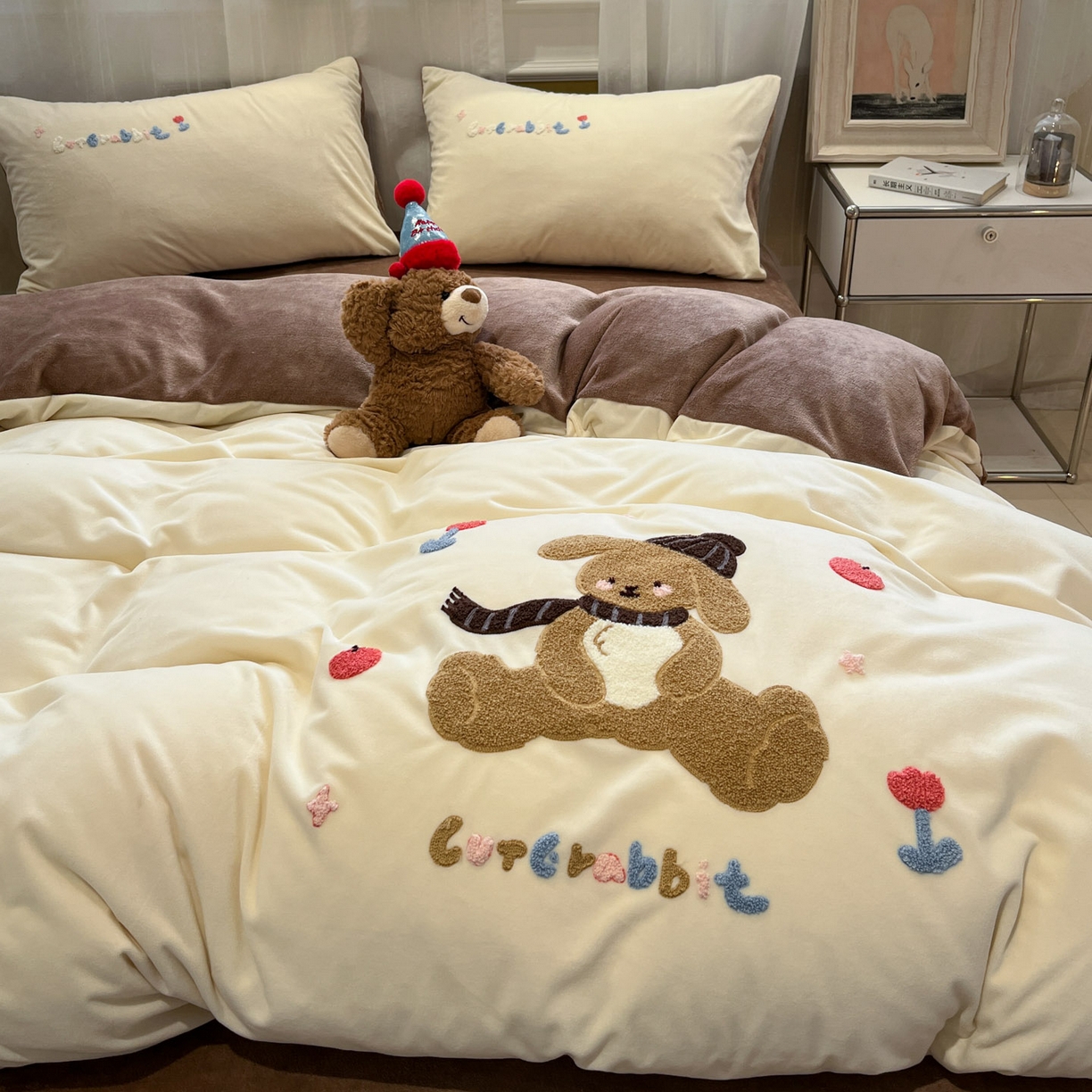 91家纺网 家纺一手货源 找家纺 麦空家居 2025新款高克重A类A版宝宝绒B版牛奶绒毛巾绣三件套四件套 巴比兔-奶白