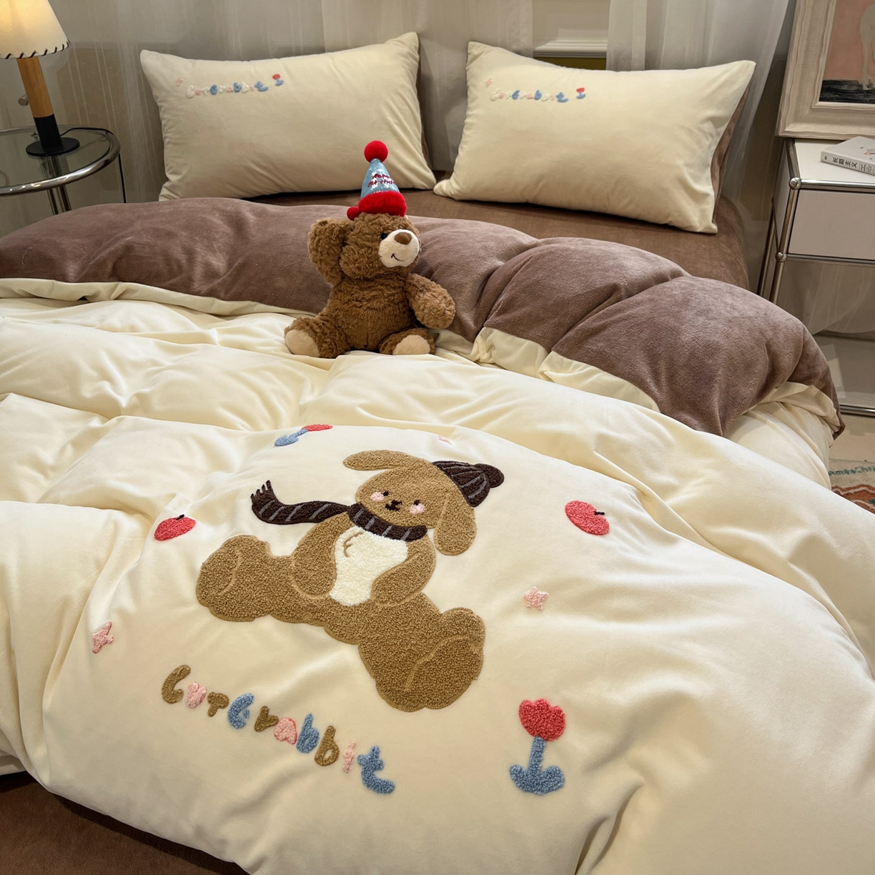 91家纺网 家纺一手货源 找家纺 麦空家居 2025新款高克重A类A版宝宝绒B版牛奶绒毛巾绣三件套四件套 巴比兔-奶白