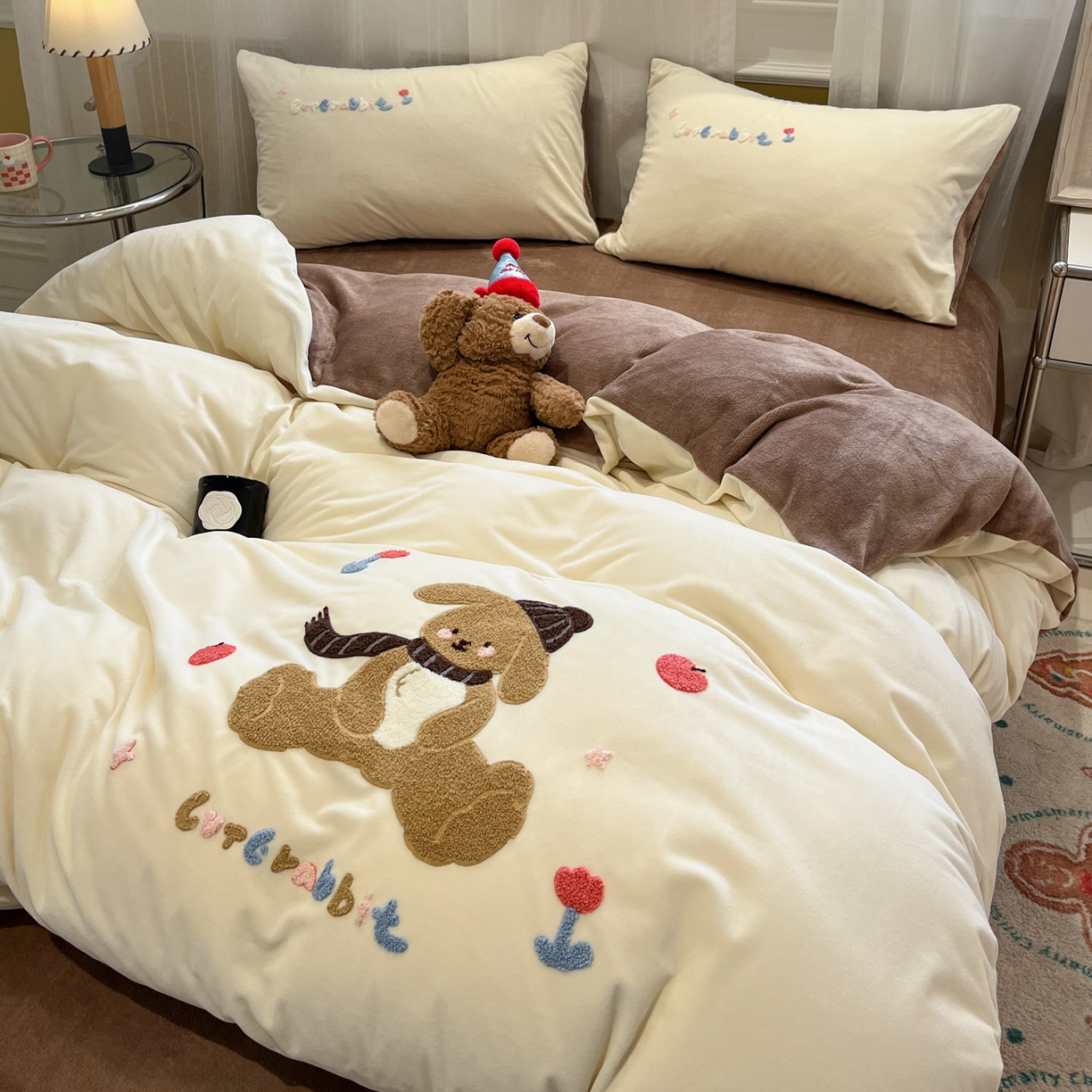 91家纺网 家纺一手货源 找家纺 麦空家居 2025新款高克重A类A版宝宝绒B版牛奶绒毛巾绣三件套四件套 巴比兔-奶白