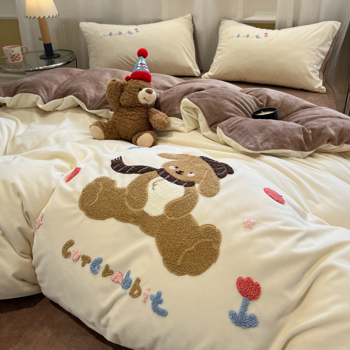 91家纺网 家纺一手货源 找家纺 麦空家居 2025新款高克重A类A版宝宝绒B版牛奶绒毛巾绣三件套四件套 巴比兔-奶白