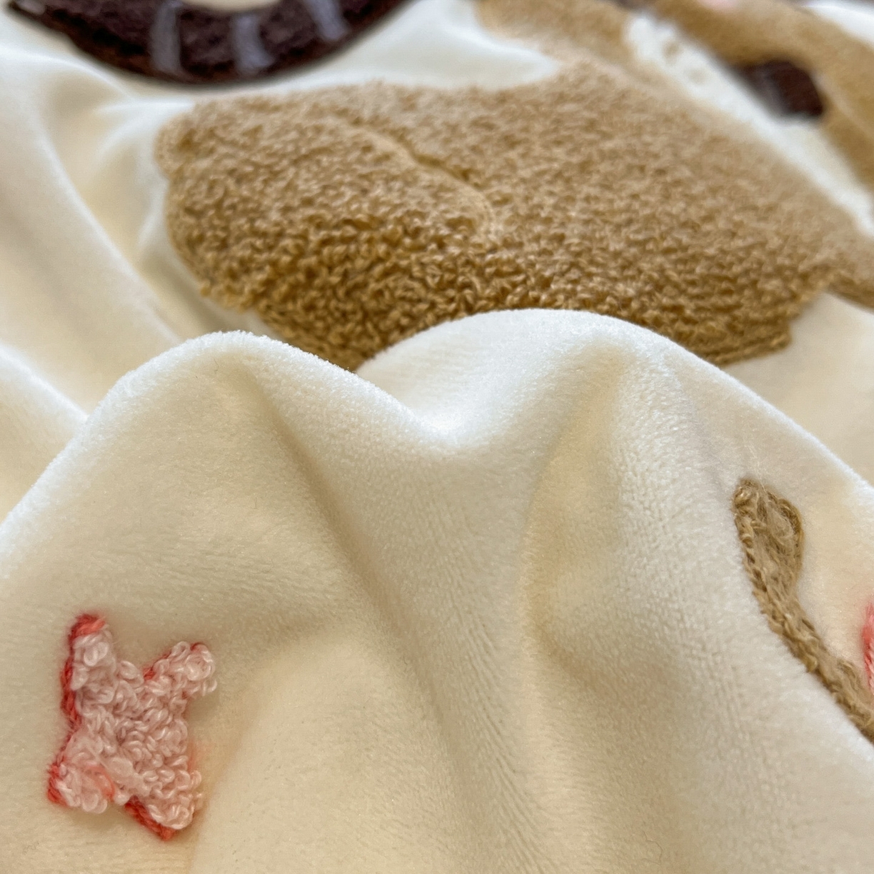 91家纺网 家纺一手货源 找家纺 麦空家居 2025新款高克重A类A版宝宝绒B版牛奶绒毛巾绣三件套四件套 巴比兔-奶白