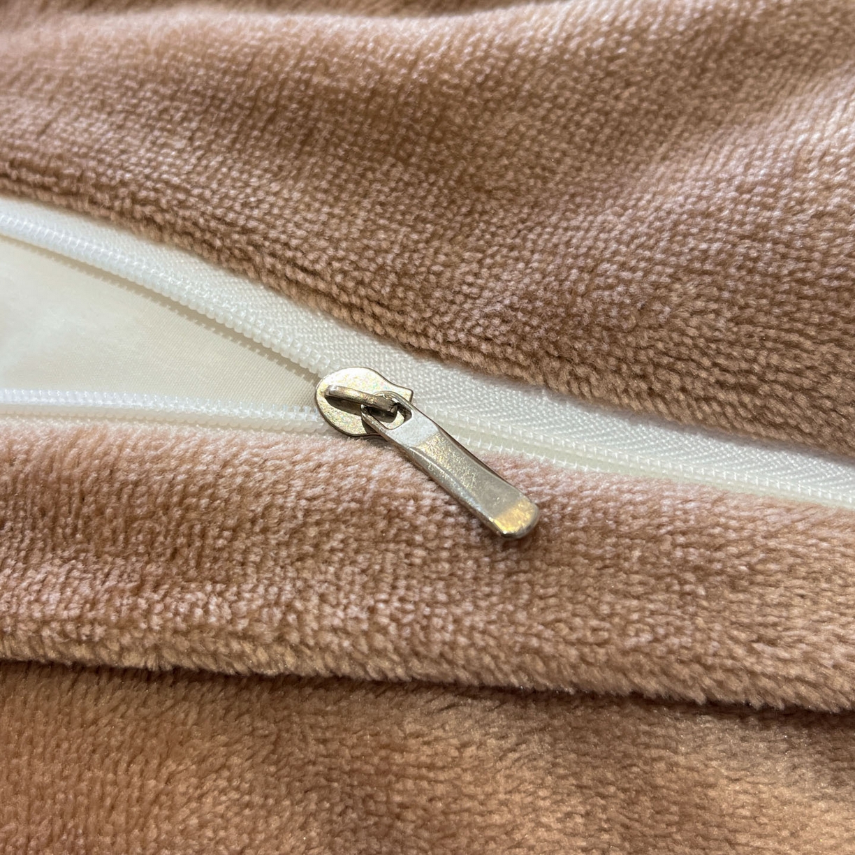 91家纺网 家纺一手货源 找家纺 麦空家居 2025新款高克重A类A版宝宝绒B版牛奶绒毛巾绣三件套四件套 巴比兔-奶白