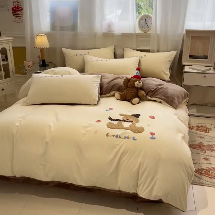 91家纺网 家纺一手货源 找家纺 麦空家居 2025新款高克重A类A版宝宝绒B版牛奶绒毛巾绣三件套四件套 巴比兔-奶白