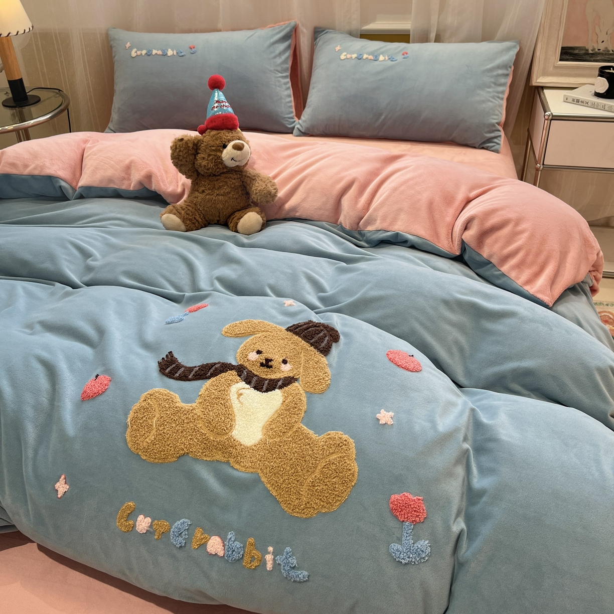 91家纺网 家纺一手货源 找家纺 麦空家居 2025新款高克重A类A版宝宝绒B版牛奶绒毛巾绣三件套四件套 巴比兔-浅蓝