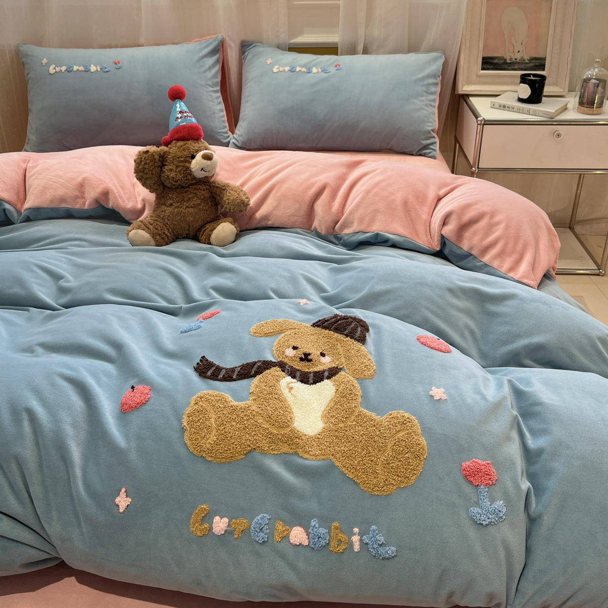 91家纺网 家纺一手货源 找家纺 麦空家居 2025新款高克重A类A版宝宝绒B版牛奶绒毛巾绣三件套四件套 巴比兔-浅蓝