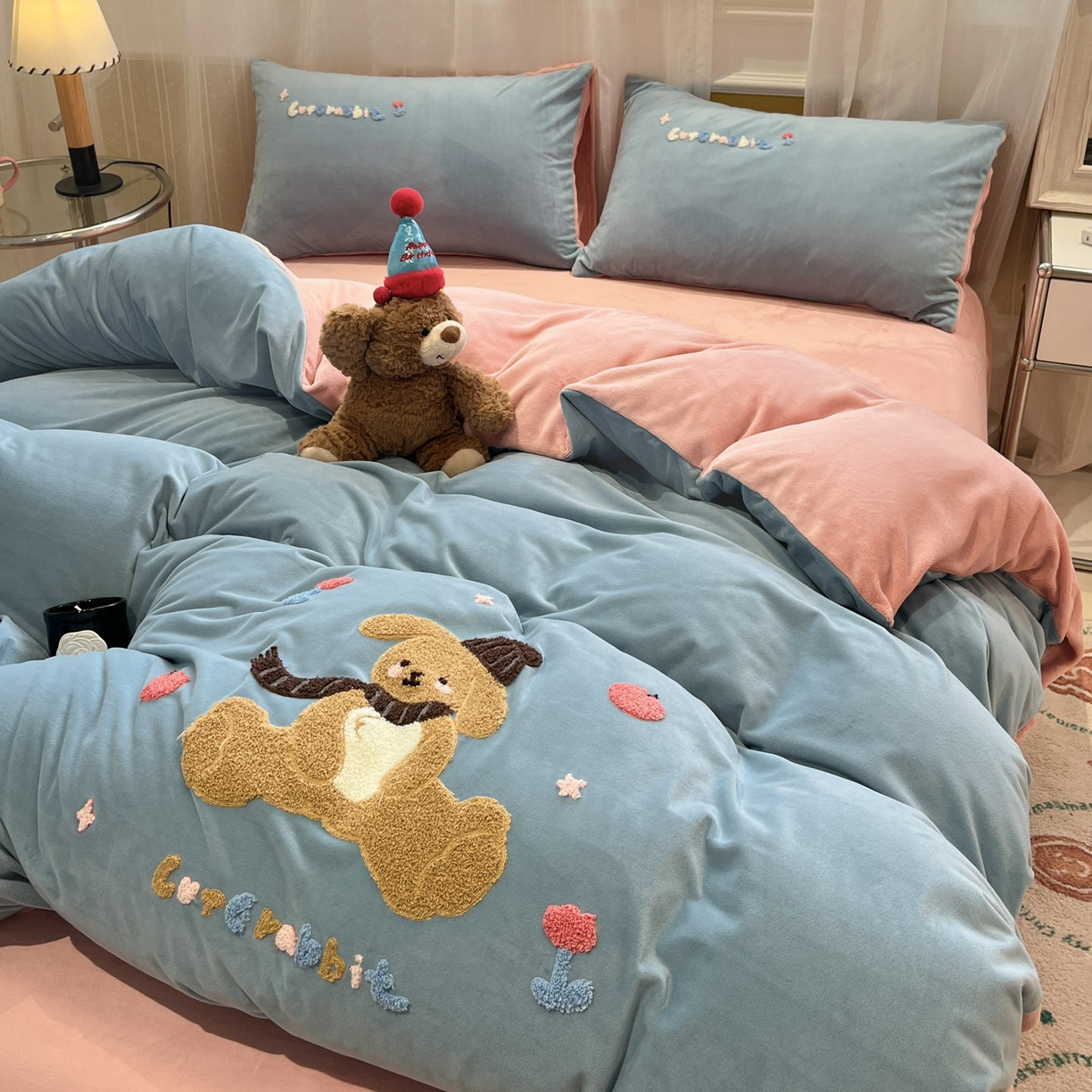 91家纺网 家纺一手货源 找家纺 麦空家居 2025新款高克重A类A版宝宝绒B版牛奶绒毛巾绣三件套四件套 巴比兔-浅蓝