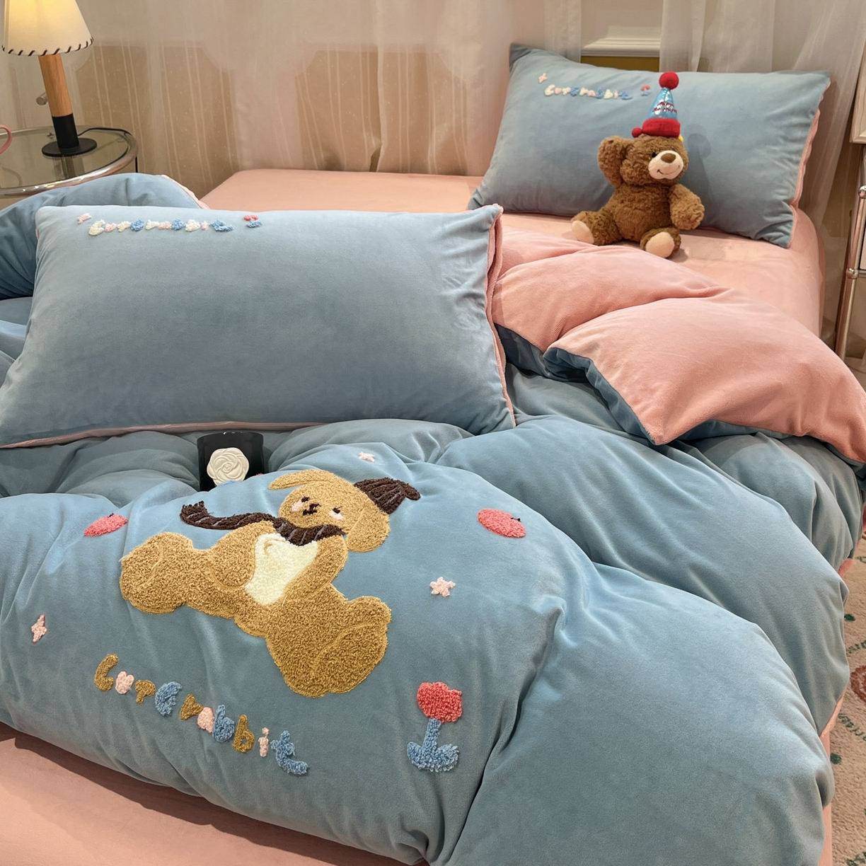 91家纺网 家纺一手货源 找家纺 麦空家居 2025新款高克重A类A版宝宝绒B版牛奶绒毛巾绣三件套四件套 巴比兔-浅蓝