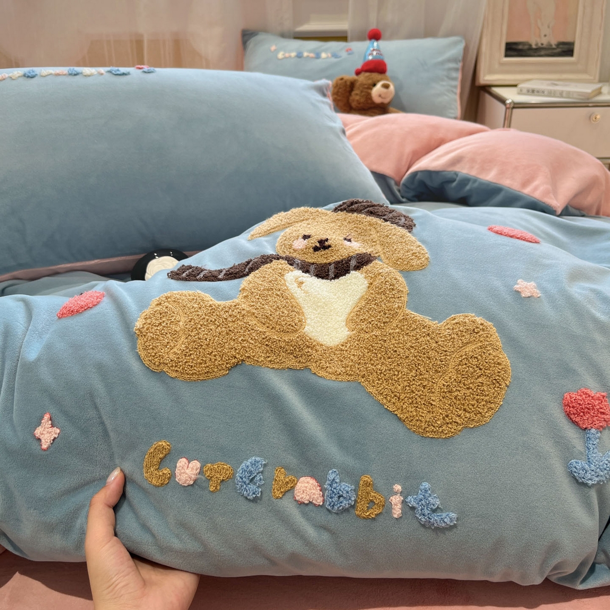 91家纺网 家纺一手货源 找家纺 麦空家居 2025新款高克重A类A版宝宝绒B版牛奶绒毛巾绣三件套四件套 巴比兔-浅蓝