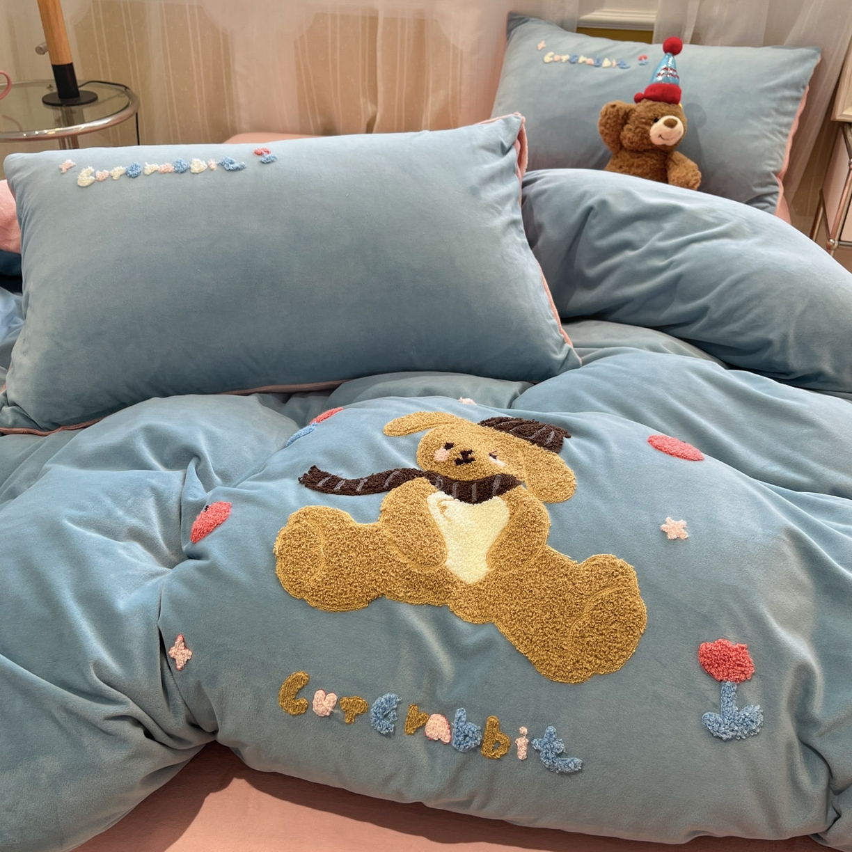 91家纺网 家纺一手货源 找家纺 麦空家居 2025新款高克重A类A版宝宝绒B版牛奶绒毛巾绣三件套四件套 巴比兔-浅蓝