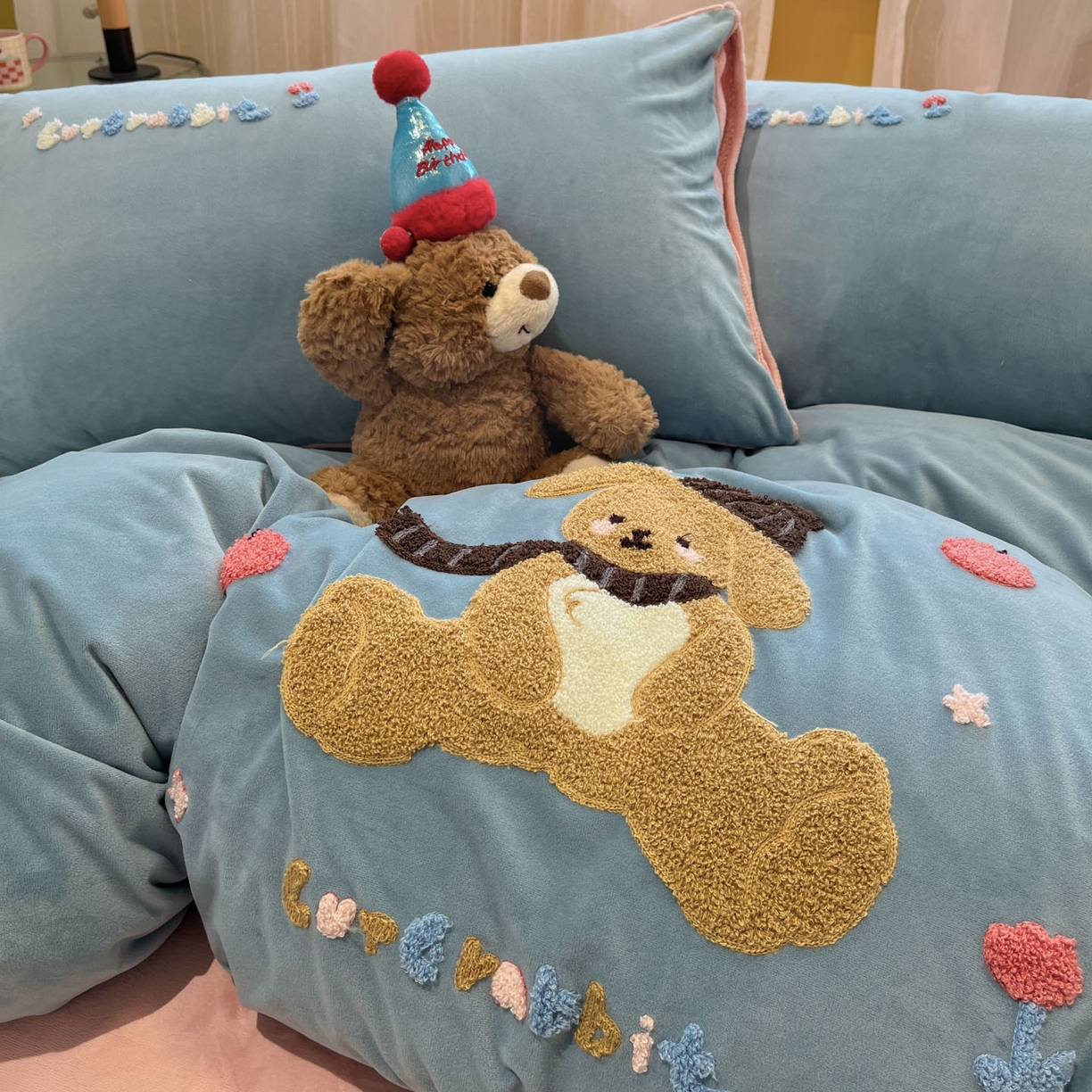 91家纺网 家纺一手货源 找家纺 麦空家居 2025新款高克重A类A版宝宝绒B版牛奶绒毛巾绣三件套四件套 巴比兔-浅蓝