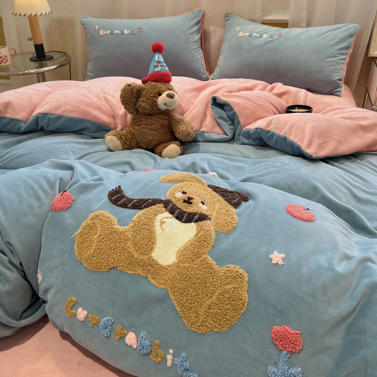 91家纺网 家纺一手货源 找家纺 麦空家居 2025新款高克重A类A版宝宝绒B版牛奶绒毛巾绣三件套四件套 巴比兔-浅蓝