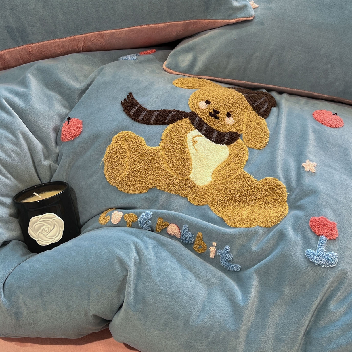 91家纺网 家纺一手货源 找家纺 麦空家居 2025新款高克重A类A版宝宝绒B版牛奶绒毛巾绣三件套四件套 巴比兔-浅蓝