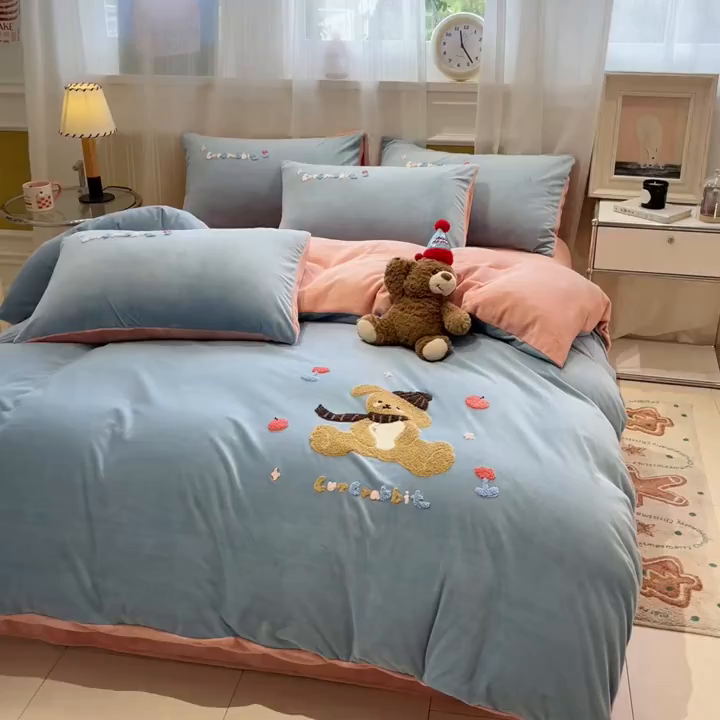 91家纺网 家纺一手货源 找家纺 麦空家居 2025新款高克重A类A版宝宝绒B版牛奶绒毛巾绣三件套四件套 巴比兔-浅蓝