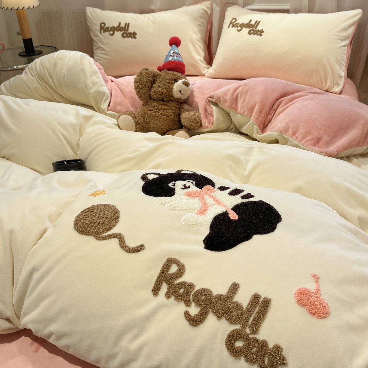 麦空家居 2025新款高克重A类A版宝宝绒B版牛奶绒毛巾绣三件套四件套 哈基咪-奶白