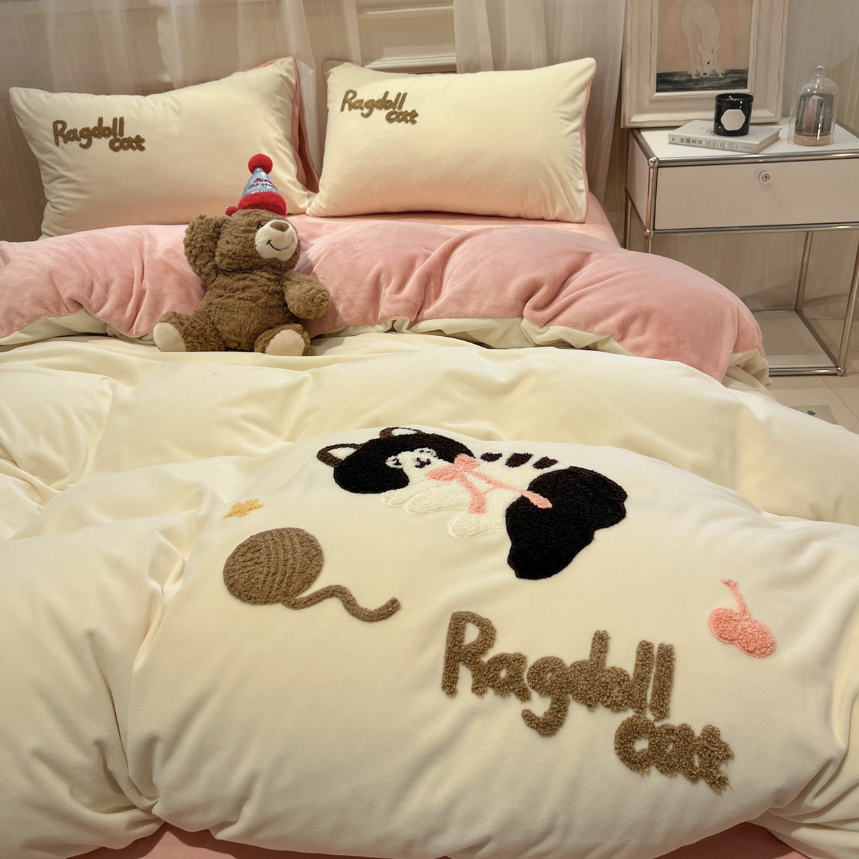 91家纺网 家纺一手货源 找家纺 麦空家居 2025新款高克重A类A版宝宝绒B版牛奶绒毛巾绣三件套四件套 哈基咪-奶白