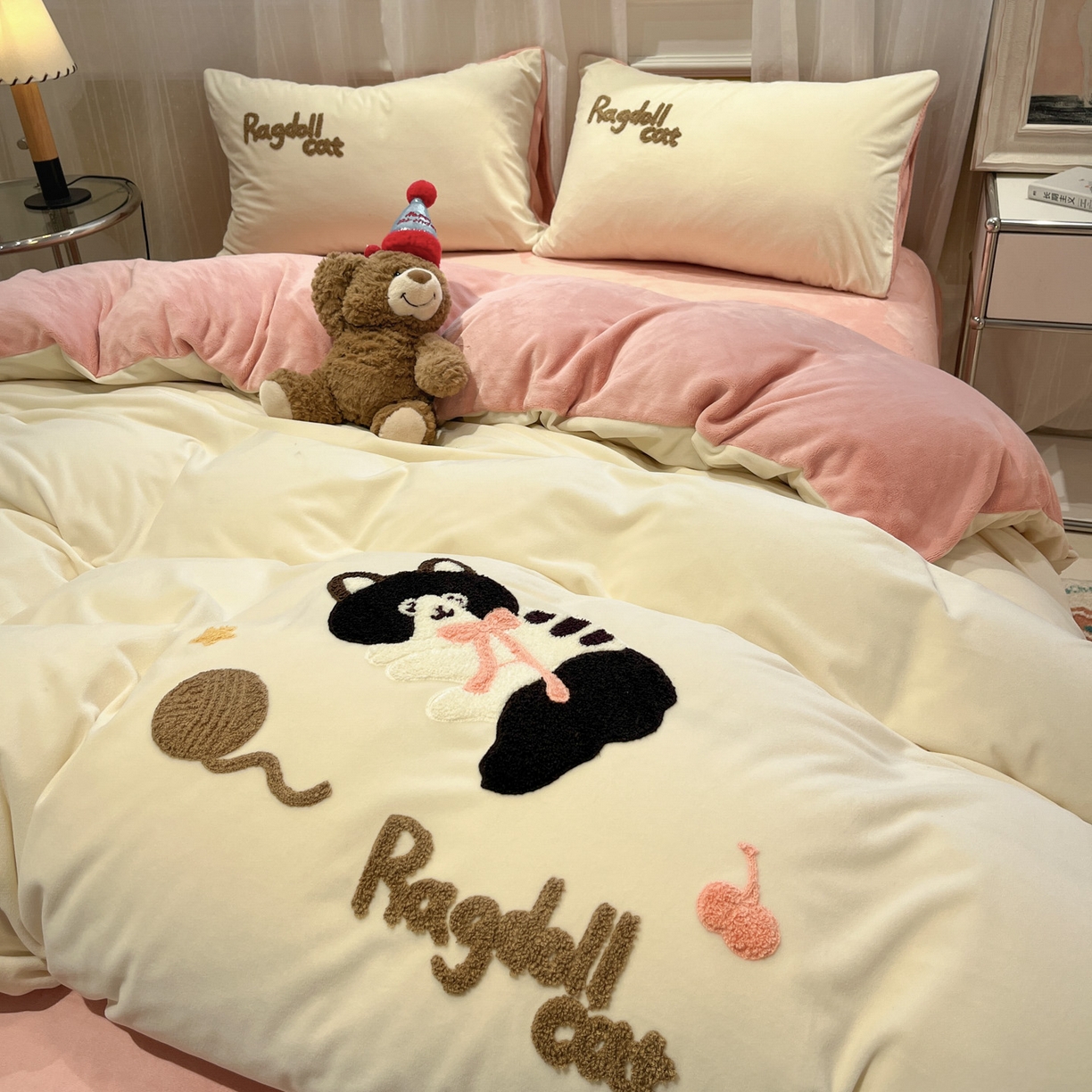 91家纺网 家纺一手货源 找家纺 麦空家居 2025新款高克重A类A版宝宝绒B版牛奶绒毛巾绣三件套四件套 哈基咪-奶白