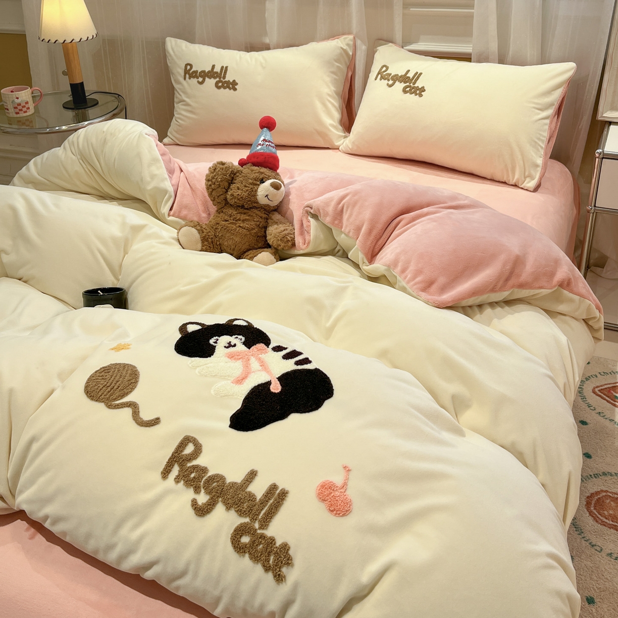 91家纺网 家纺一手货源 找家纺 麦空家居 2025新款高克重A类A版宝宝绒B版牛奶绒毛巾绣三件套四件套 哈基咪-奶白