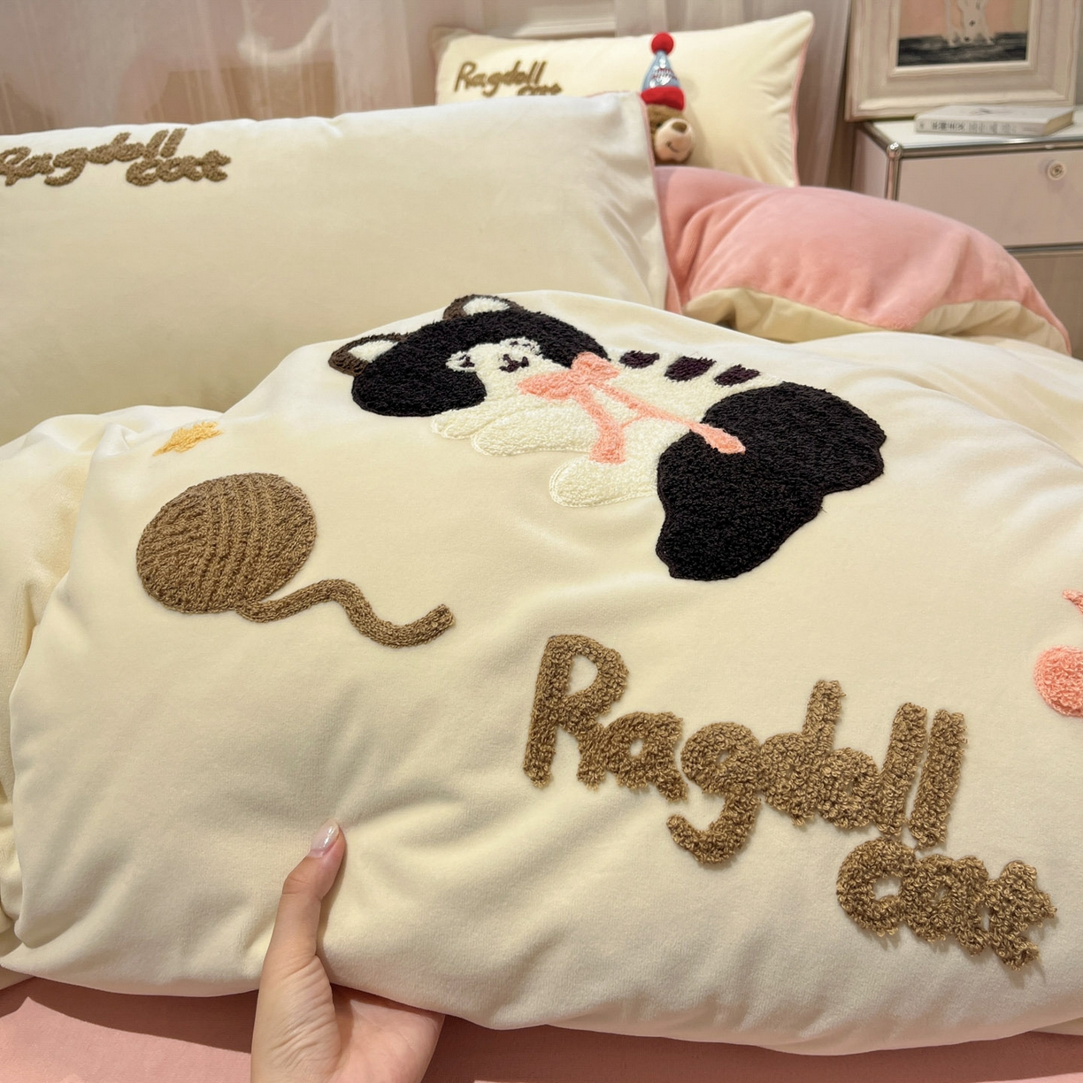 91家纺网 家纺一手货源 找家纺 麦空家居 2025新款高克重A类A版宝宝绒B版牛奶绒毛巾绣三件套四件套 哈基咪-奶白