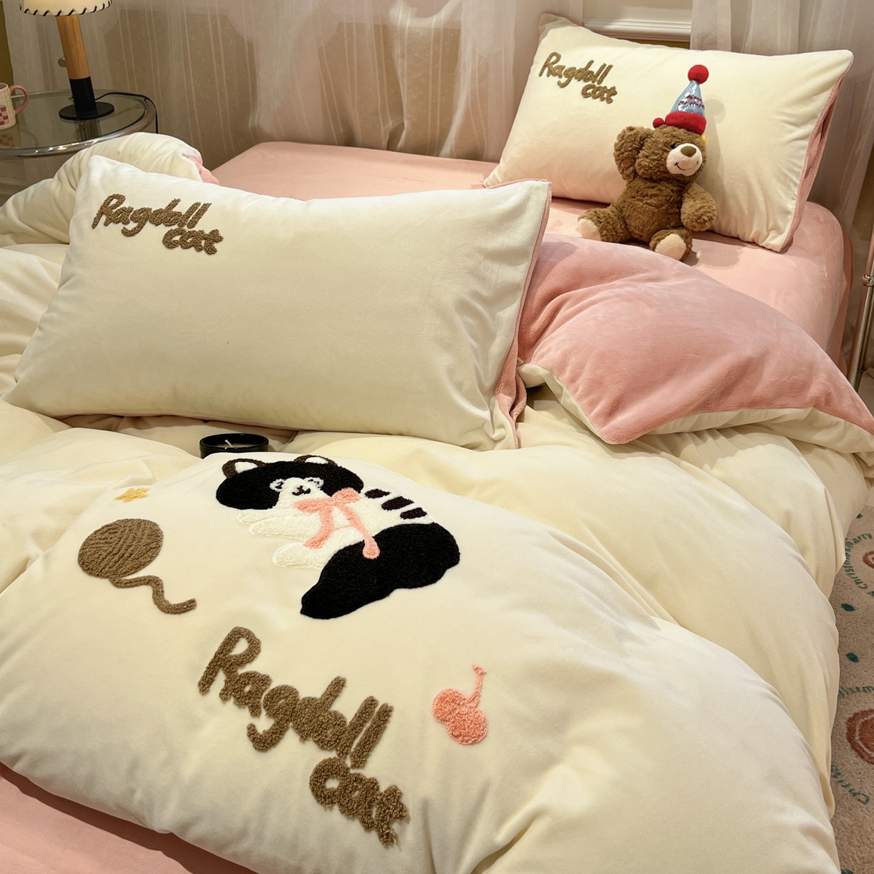 91家纺网 家纺一手货源 找家纺 麦空家居 2025新款高克重A类A版宝宝绒B版牛奶绒毛巾绣三件套四件套 哈基咪-奶白