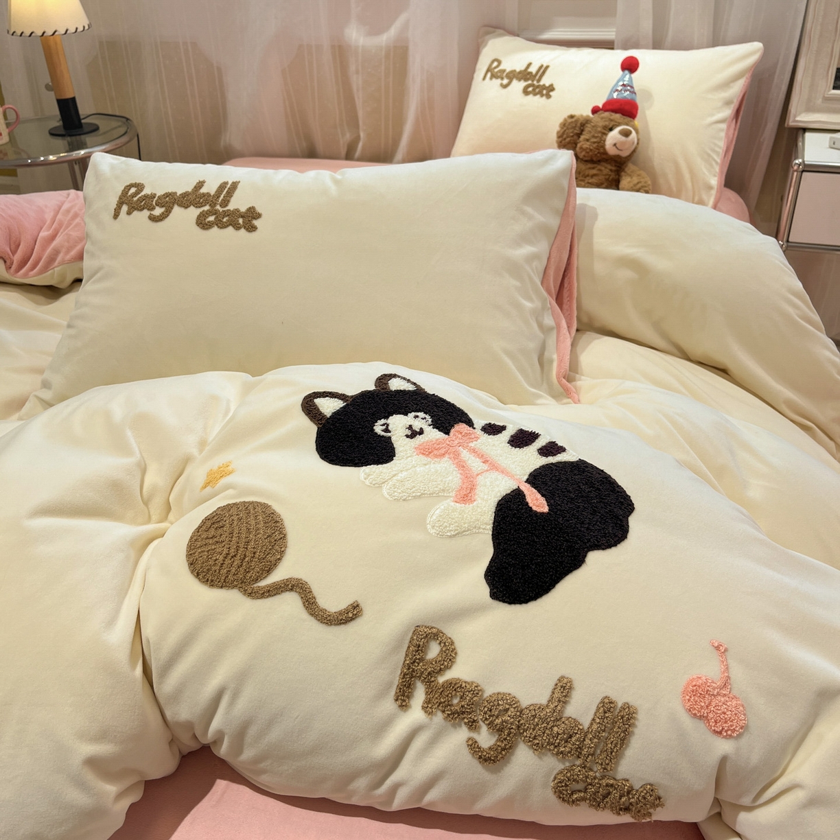 91家纺网 家纺一手货源 找家纺 麦空家居 2025新款高克重A类A版宝宝绒B版牛奶绒毛巾绣三件套四件套 哈基咪-奶白