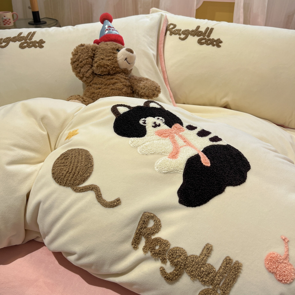 91家纺网 家纺一手货源 找家纺 麦空家居 2025新款高克重A类A版宝宝绒B版牛奶绒毛巾绣三件套四件套 哈基咪-奶白