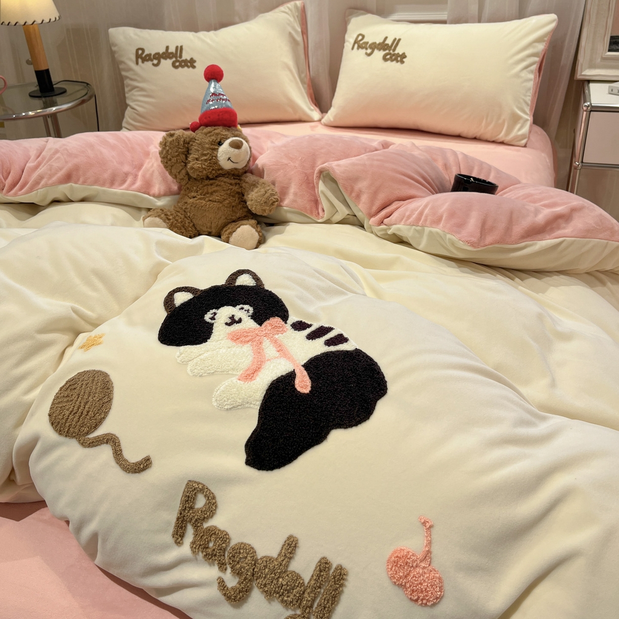 91家纺网 家纺一手货源 找家纺 麦空家居 2025新款高克重A类A版宝宝绒B版牛奶绒毛巾绣三件套四件套 哈基咪-奶白