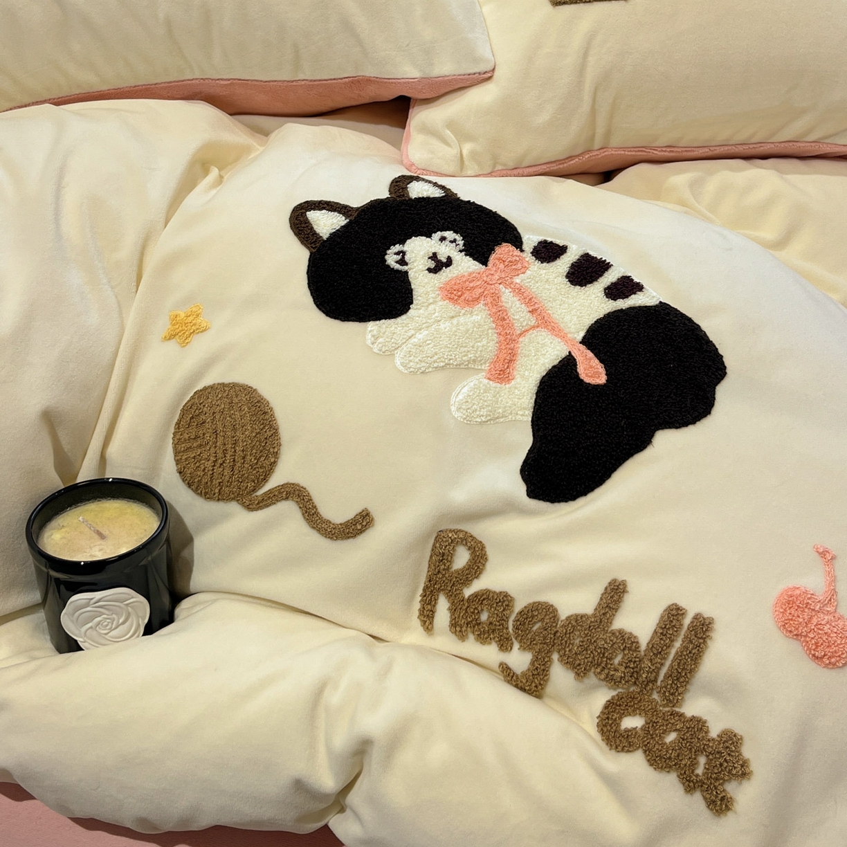 91家纺网 家纺一手货源 找家纺 麦空家居 2025新款高克重A类A版宝宝绒B版牛奶绒毛巾绣三件套四件套 哈基咪-奶白