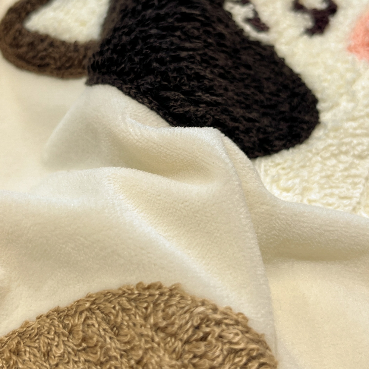 91家纺网 家纺一手货源 找家纺 麦空家居 2025新款高克重A类A版宝宝绒B版牛奶绒毛巾绣三件套四件套 哈基咪-奶白