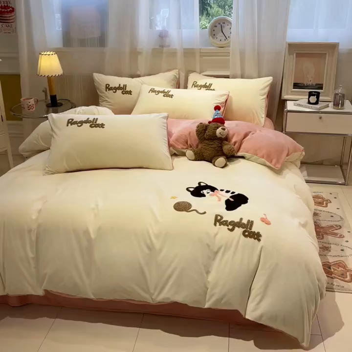 91家纺网 家纺一手货源 找家纺 麦空家居 2025新款高克重A类A版宝宝绒B版牛奶绒毛巾绣三件套四件套 哈基咪-奶白