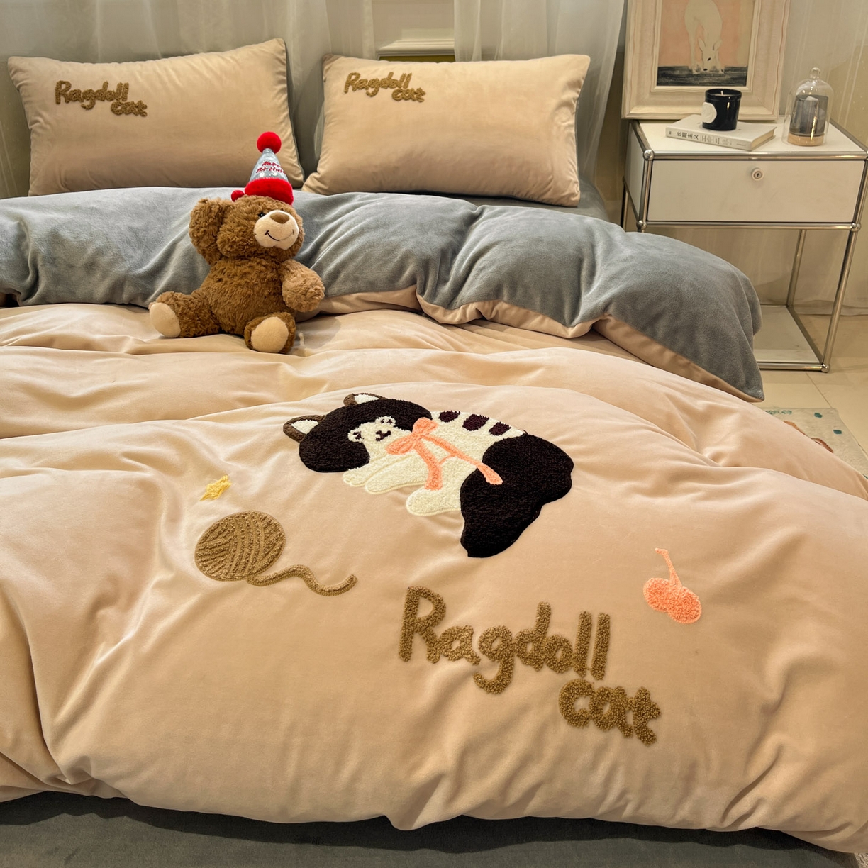 91家纺网 家纺一手货源 找家纺 麦空家居 2025新款高克重A类A版宝宝绒B版牛奶绒毛巾绣三件套四件套 哈基咪-香槟