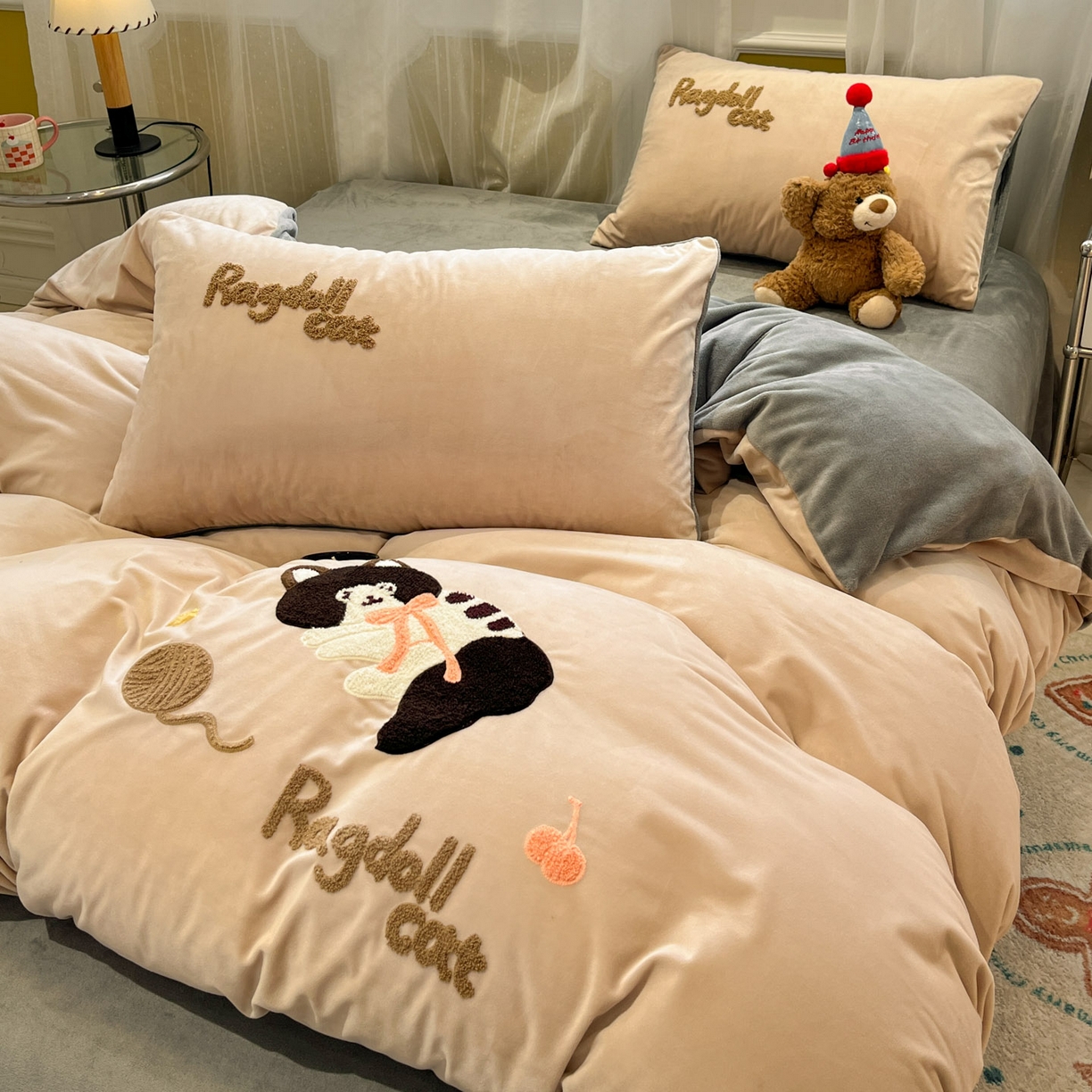 91家纺网 家纺一手货源 找家纺 麦空家居 2025新款高克重A类A版宝宝绒B版牛奶绒毛巾绣三件套四件套 哈基咪-香槟