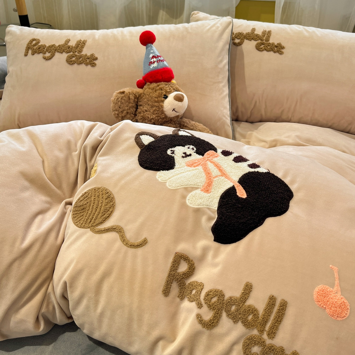 91家纺网 家纺一手货源 找家纺 麦空家居 2025新款高克重A类A版宝宝绒B版牛奶绒毛巾绣三件套四件套 哈基咪-香槟