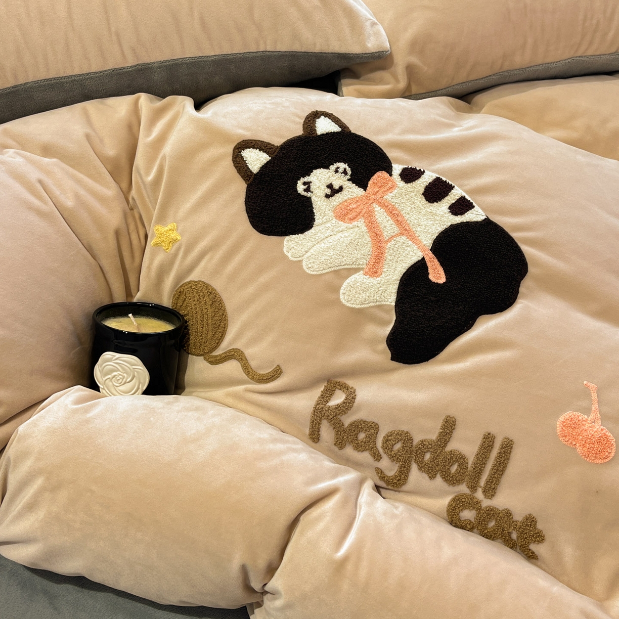 91家纺网 家纺一手货源 找家纺 麦空家居 2025新款高克重A类A版宝宝绒B版牛奶绒毛巾绣三件套四件套 哈基咪-香槟