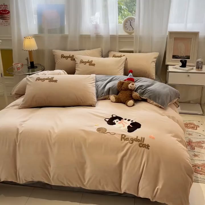 91家纺网 家纺一手货源 找家纺 麦空家居 2025新款高克重A类A版宝宝绒B版牛奶绒毛巾绣三件套四件套 哈基咪-香槟