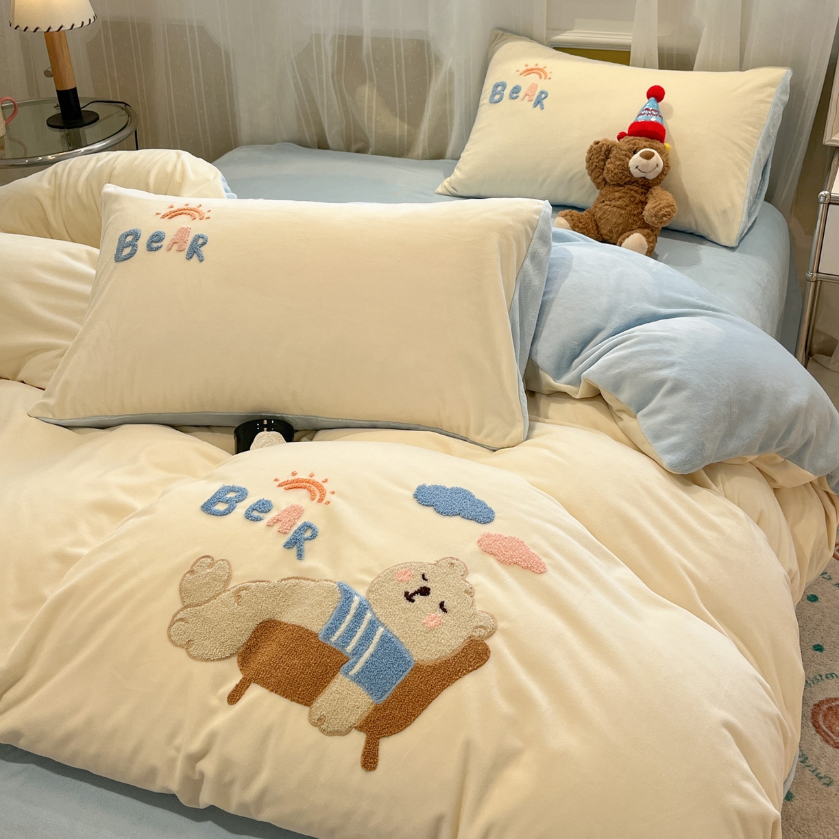 91家纺网 家纺一手货源 找家纺 麦空家居 2025新款高克重A类A版宝宝绒B版牛奶绒毛巾绣三件套四件套 哈欠熊-奶白