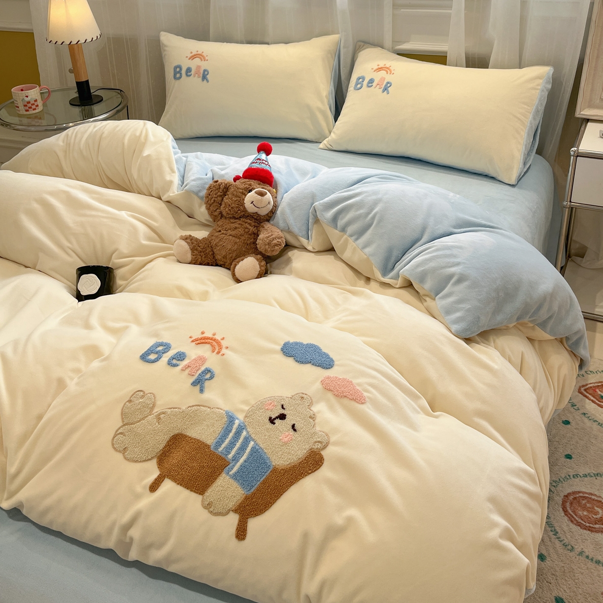 91家纺网 家纺一手货源 找家纺 麦空家居 2025新款高克重A类A版宝宝绒B版牛奶绒毛巾绣三件套四件套 哈欠熊-奶白