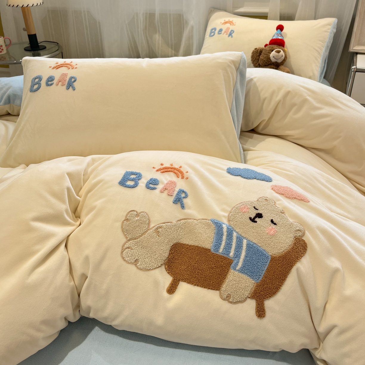 91家纺网 家纺一手货源 找家纺 麦空家居 2025新款高克重A类A版宝宝绒B版牛奶绒毛巾绣三件套四件套 哈欠熊-奶白