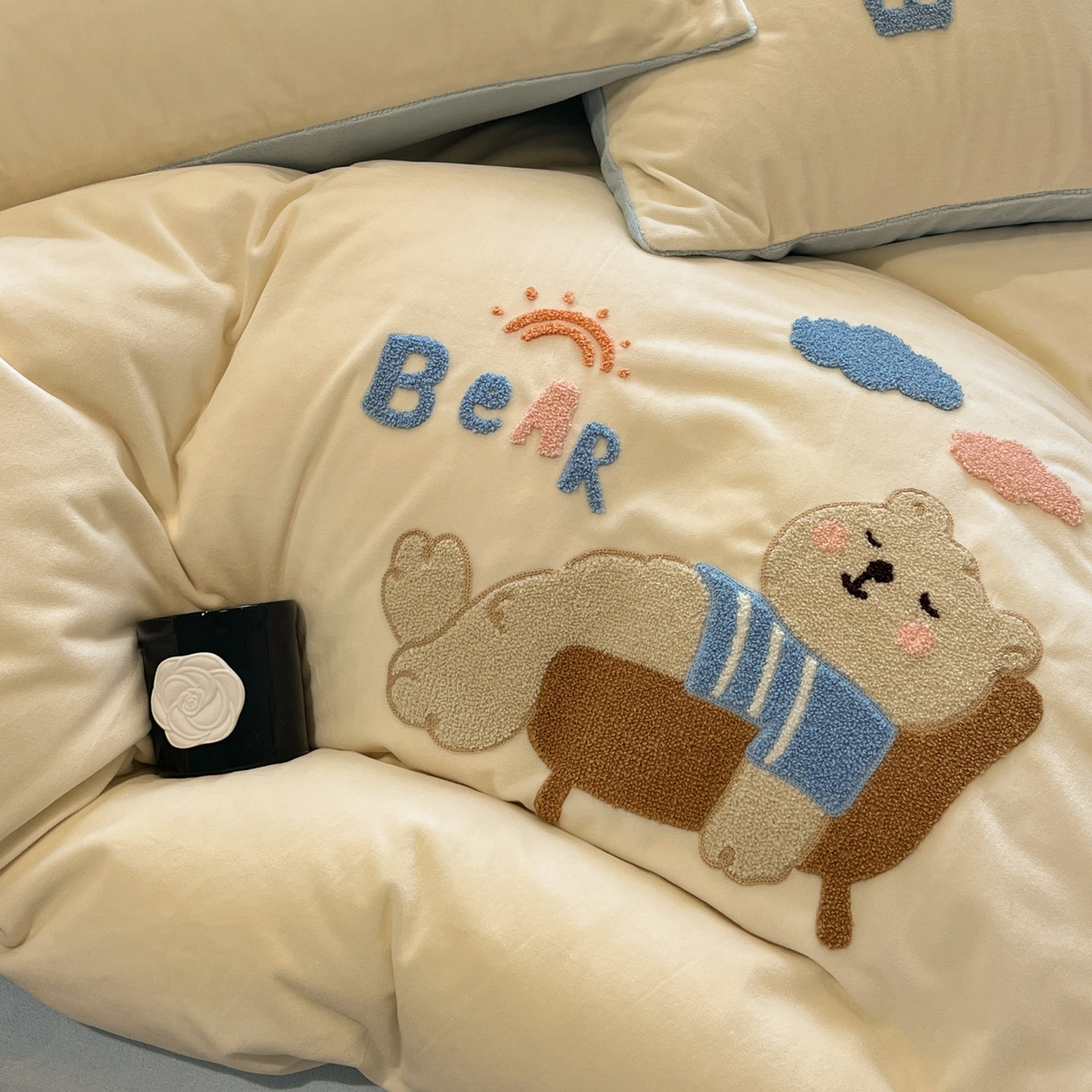 91家纺网 家纺一手货源 找家纺 麦空家居 2025新款高克重A类A版宝宝绒B版牛奶绒毛巾绣三件套四件套 哈欠熊-奶白