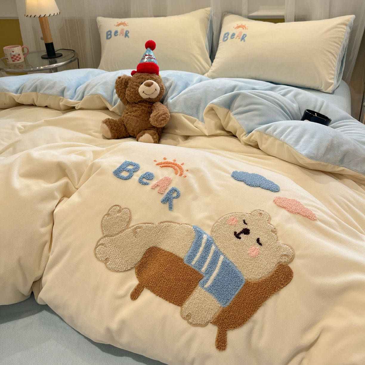 91家纺网 家纺一手货源 找家纺 麦空家居 2025新款高克重A类A版宝宝绒B版牛奶绒毛巾绣三件套四件套 哈欠熊-奶白