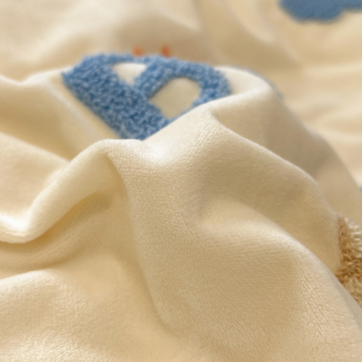 91家纺网 家纺一手货源 找家纺 麦空家居 2025新款高克重A类A版宝宝绒B版牛奶绒毛巾绣三件套四件套 哈欠熊-奶白